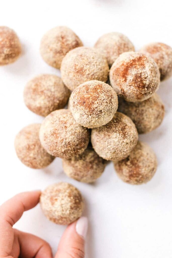 These VEGAN Apple Pie Energy Bites are the perfect way to avoid that afternoon crash! Healthy, energizing and DELICIOUS!